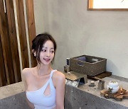 '환승연애2' 김지수, 과감한 트임 수영복…무결점 몸매 자랑
