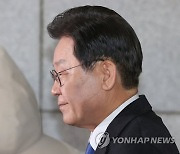 서울중앙지검 청사 나와 취재진 만난 이재명 대표