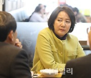 [포토]중소기업 대표 및 근로자 만난 이영 중기부 장관