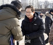 [포토] 축구 동호회원들과 인사하는 최호권 영등포구청장