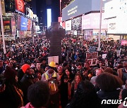 美 경찰 폭행에 분노한 뉴욕 시민들