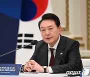 尹, '투트랙' 드라이브…文정권 흔적 지우고 국정 추진 박차