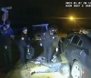 ‘경찰의 흑인 구타’ 영상 공개…美사회 충격에 빠져