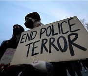 “경찰이 흑인 청년 또 죽였다”...미국 전역 시위·경찰 해산 등 파장 확산