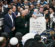 [포토] 유대인 부부의 장례식… 긴장 커지는 이·팔