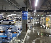 이케아 광명점 천장서 물 콸콸…승강기에 13명 갇혔다 구조