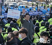 민주당, '이재명 檢 소환'에 장외투쟁으로 반격한다