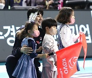 [포토S] 김희진, '어린이 선심들과 함께'