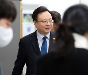 국민연금 보험료율  관련 정부입장 발표 입장하는 조규홍 복지부 장관