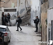 팔레스타인 총격범 집 앞에 도착한 이스라엘 군인