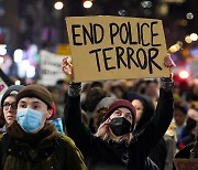 美 경찰 폭행에 분노한 뉴욕 시민들