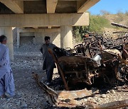 파키스탄 버스 전복 사고의 잔해