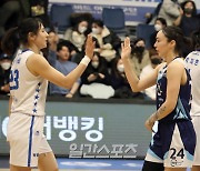 [포토]김소니아-김단비,승자와 패자