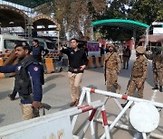 파키스탄 이슬람사원서 자폭테러 "100여명 사상"