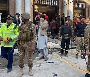 파키스탄 모스크 예배 중 자폭 테러…"경찰 노렸다"