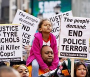 경찰 집단폭행으로 20대 흑인 사망… 영상 공개에 들끓는 美