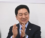 박수치는 김기현 의원