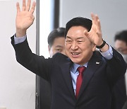 당원에게 인사하는 김기현 의원