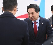 당원과 인사하는 김기현 의원