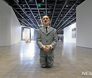 '그, 2001' 리움미술관 기획전 '마우리치오 카텔란: WE'