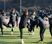 훈련준비하는 여자축구대표팀 선수들