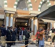 파키스탄서 자폭 테러…"사상자 200명 가까이 발생"