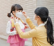 [마스크 해제] “통학버스·졸업식 땐 마스크 착용해야”⋯헷갈리는 교육현장 세부 기준은?
