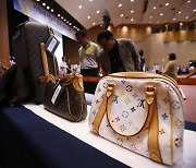 ‘뇌물 혐의’ 홍콩 재벌, 26억원 어치 명품 핸드백 경매