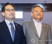 마스크 벗고 국무회의 향하는 한기정 위원장과 이상민 장관