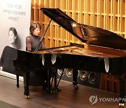 연주하는 피아니스트 백혜선