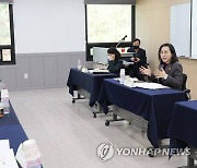 청소년들과 청소년정책 논의하는 김현숙 장관