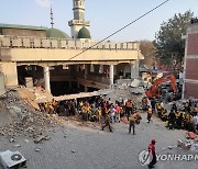 자폭 테러로 파괴된 파키스탄 모스크