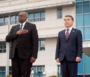 [포토]국가에 맞춰 예를 표하는 韓-美 국방부 장관