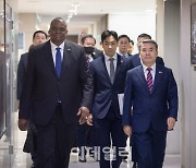 [포토]함께 이동하는 한-미 국방장관