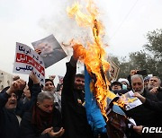 [포토] '코란 소각' 시위에 반발…스웨덴 국기 태우는 이란 무슬림