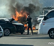 창원 삼동교 사거리서 승용차 3대 충돌…차량 화재도