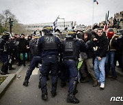 [포토] "연금 수급 연령 상향 반대"…프랑스 시위대 밀어내는 경찰