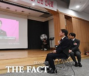 김기현 의원 영상 시청하는 안철수 의원 [포토]