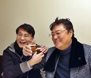 `남진 형님과 러브샷` 인증한 윤상현 "이게 소통…김기현, 총선 악영향 우려"