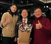 김기현 ‘꽃다발 사진’ 후폭풍…남진·김연경 “어이없다”