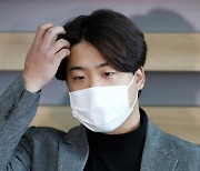 나 홀로 출국에 “신박하네요”…강백호 “연봉이 선수 ‘급’ 나누지 않아”