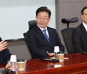 이재명 참석한 '비명계' 토론회‥"檢 수사로 민주당 비호감도 급등"