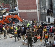 경찰 노렸다…파키스탄 모스크서 자폭테러로 최소 44명 사망