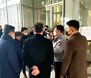 ‘헬릭스미스 주총’ 소액주주와 표대결 진통…욕설난무에 경찰 출동