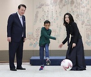 S. Korean president invites Cambodian boy who received heart surgery in Korea to office
