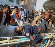 [포토] 파키스탄 자살 폭탄 테러… 병원 이송되는 부상자