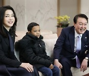 尹부부, 한국서 심장수술 받은 캄보디아 소년 만나…축구공도 선물