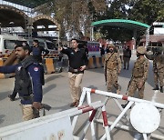 "희생자 대부분 경찰"…파키스탄 사원 자폭 테러 "180여명 사상"