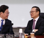 '민주당의 길' 의원들 "비명 아닌 비전 모임"…이재명 '웃음' 화답
