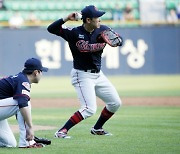 선수 생활 마치는 배성근… 롯데 2군 후배 위해 아름다운 선물